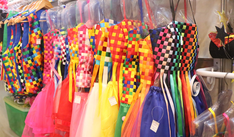 Feirinha traz itens de Carnaval para crianças, pets e adultos