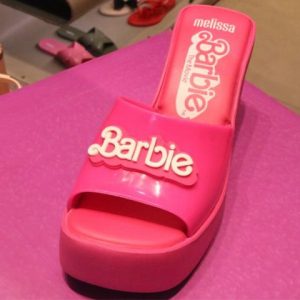 Barbie é tema de nova coleção de sapatos da Melissa