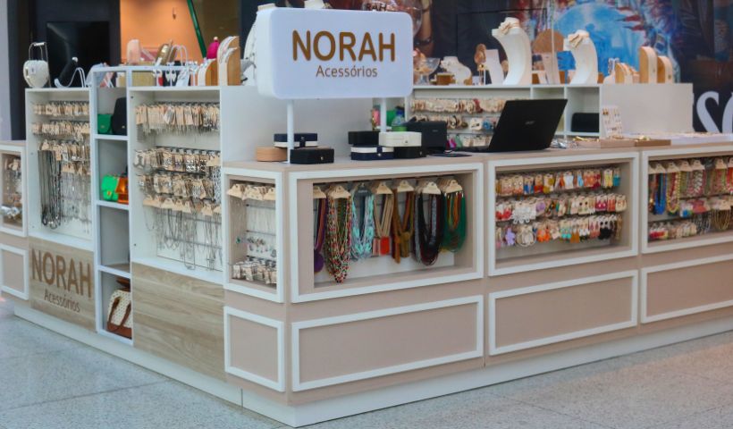 Norah Acessórios em novo local com seus brincos, colares e bolsas