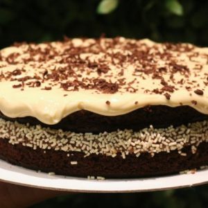 Bolo de chocolate saudável com mousse de ninho no Greenmix