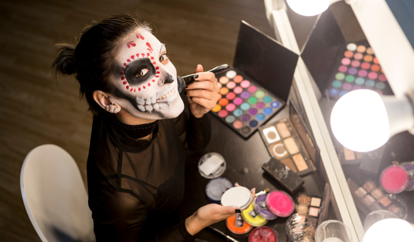 Halloween: aprenda a fazer maquiagem de machucado falso e terceiro