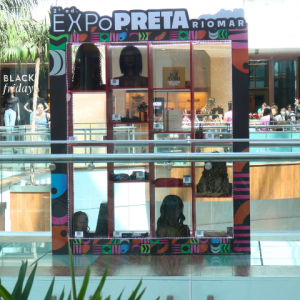 Expo Preta: afroempreendedores com itens em vitrines no mall