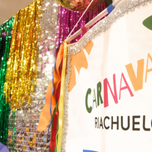 Riachuelo traz cabine de Carnaval e espaço com itens temáticos