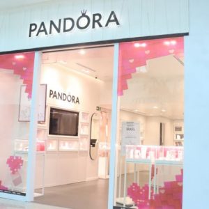 Pandora chega ao RioMar com suas joias exclusivas