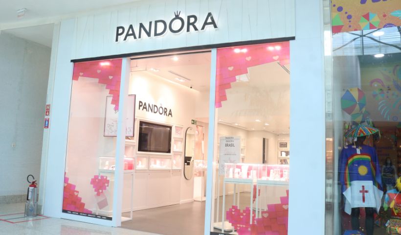 Pandora chega ao RioMar com suas joias exclusivas