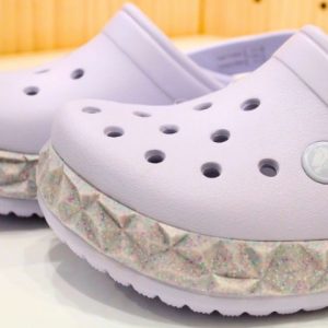 Crocs: nova coleção destaca conforto, cor e versatilidade