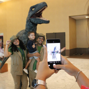 Mundo dos Dinossauros: participe do momento de fotos com Dinomar