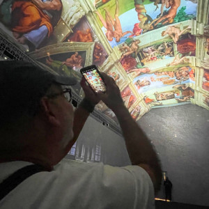 Grupo de pintores visitam exposição de Michelangelo no RioMar