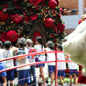 Natal RioMar recebe crianças de escola municipal na decoração