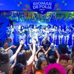 Bateria Sambadeiras anima público na Prévia RioMar de Folia