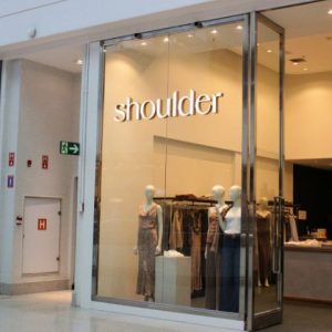 Shoulder em novo espaço com loja temporária